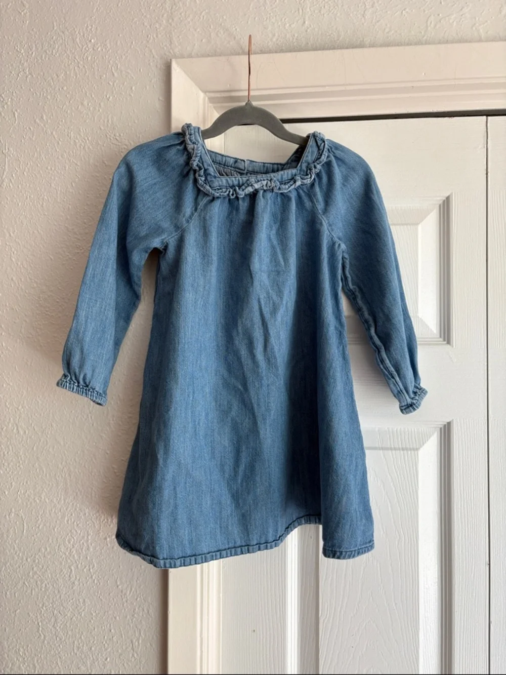 Old Navy 4T Girls' Light Blue Denim Chambray Dress with Ruffle Neck